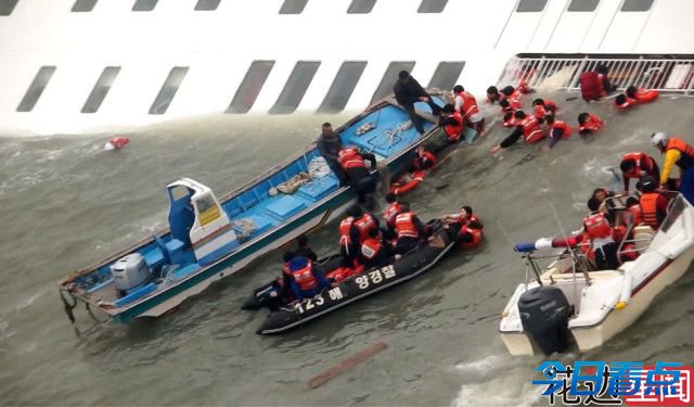 韩客轮沉没9人遇难近300人失踪 总理慰问遭泼水