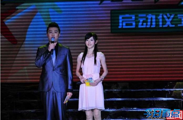 奶茶妹妹当主持人清纯抢镜 盘点奶茶妹造型