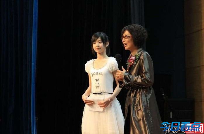 奶茶妹妹当主持人清纯抢镜 盘点奶茶妹造型