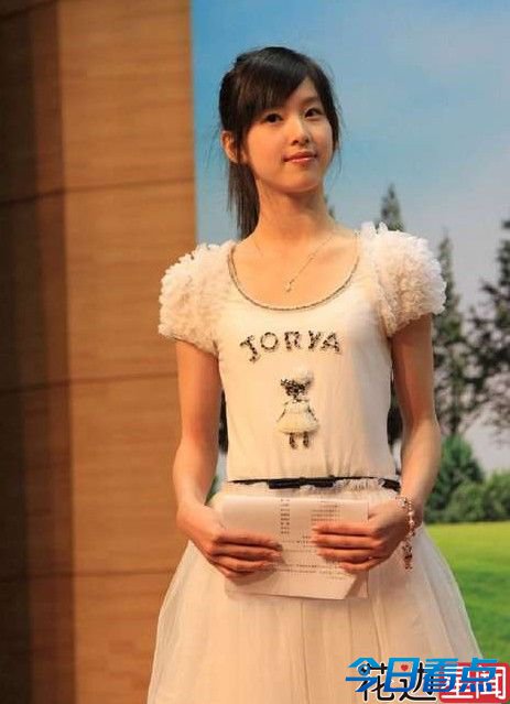 奶茶妹妹当主持人清纯抢镜 盘点奶茶妹造型