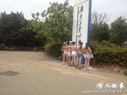 广东一大学门口女生为反性别歧视 当众裸上身