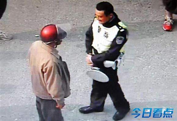 组图：刘德华扮农民工 骑摩托上高速被警察“逮”