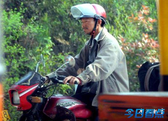 组图：刘德华扮农民工 骑摩托上高速被警察“逮”