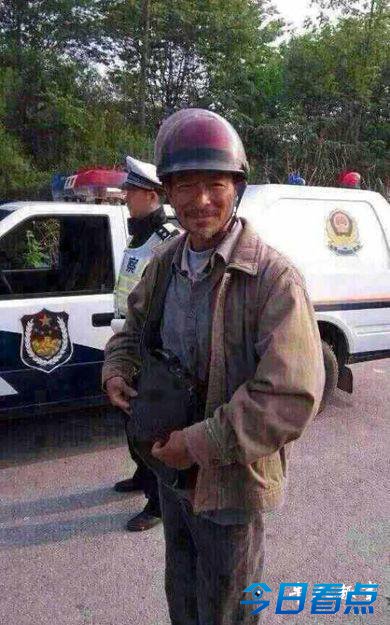 组图：刘德华扮农民工 骑摩托上高速被警察“逮”