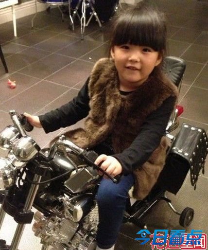 李湘晒爱女跳舞照 王诗龄:天天你刚刚是发疯了吗？