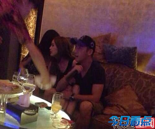郑恺KTV玩乐抱人妻大腿照曝光 早前被曝已出柜