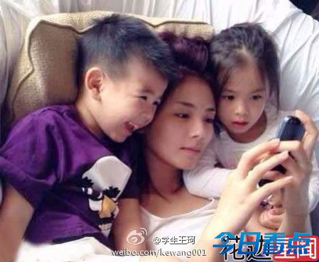 刘涛老公晒儿女照 女儿漂亮精致儿子可爱帅气