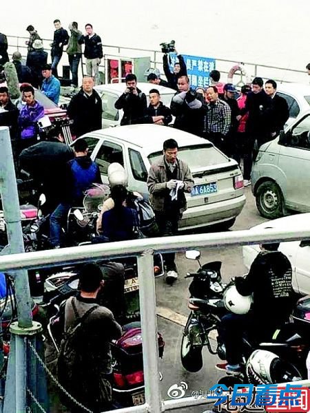 刘德华演农民再遭围观 土矬邋遢有替身