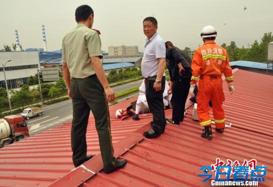 男子给轮胎充气 泄漏气体将其冲上3楼楼顶