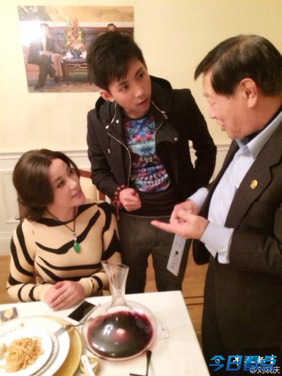 刘晓庆肉色虎纹装美国会友人 获赠测谎仪