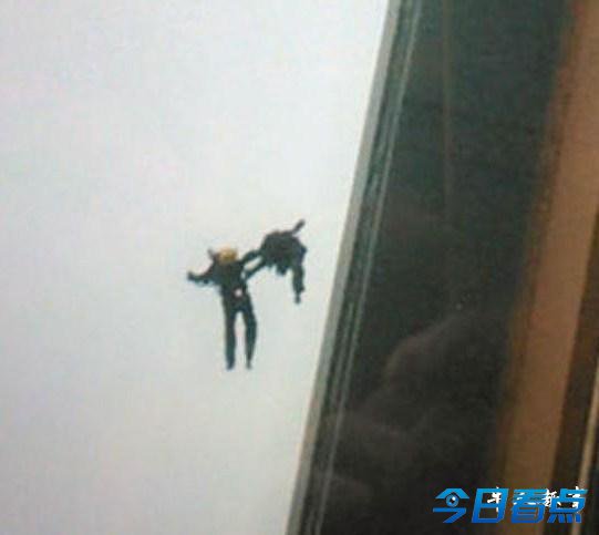 沪2名消防员扑火坠亡 群租屋被连夜拆除