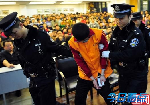 大学生玩LOL入魔捅死室友 18岁男生血溅宿舍