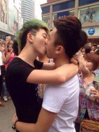 成都举办另类男男亲吻大赛