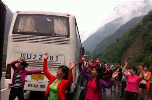 大妈高速路上集体跳广场舞
