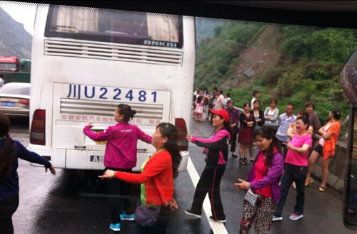 大妈高速路上集体跳广场舞