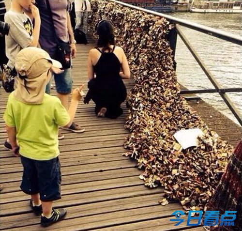 巴黎塞纳河上爱情桥垮塌