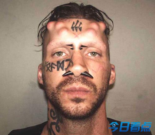 罪犯因入狱照太帅走红