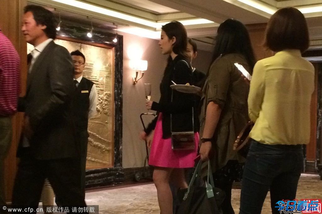 刘亦菲与干爹酒吧庆功 亲密搂腰咬耳朵