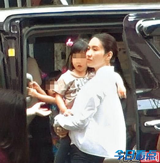 黎姿一家四口上街 4岁双胞胎女儿嚎哭不止