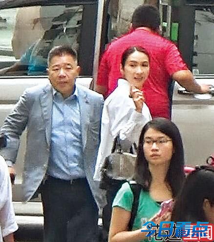 黎姿一家四口上街 4岁双胞胎女儿嚎哭不止