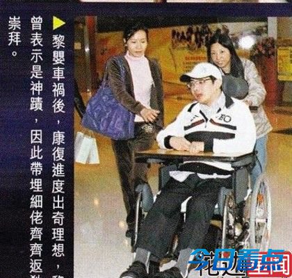 黎姿一家四口上街 4岁双胞胎女儿嚎哭不止
