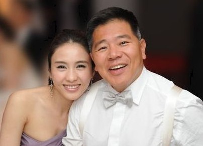 黎姿一家四口上街 4岁双胞胎女儿嚎哭不止