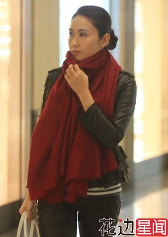 黎姿一家四口上街 4岁双胞胎女儿嚎哭不止