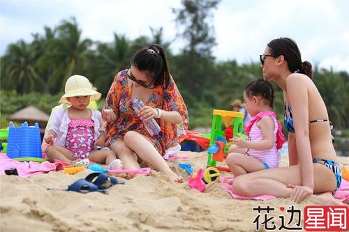 李小璐自曝想生二胎 两位辣妈海边大秀好身材