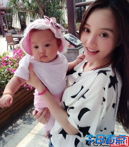 李小璐自曝想生二胎 两位辣妈海边大秀好身材