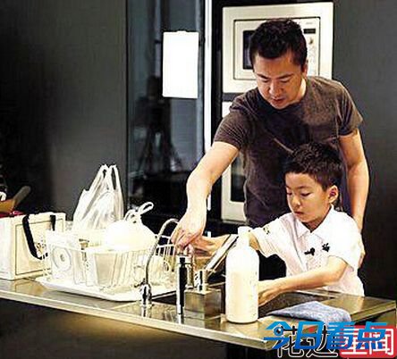 李小璐自曝想生二胎 两位辣妈海边大秀好身材