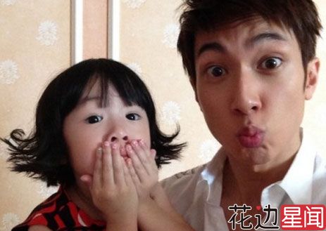 李小璐自曝想生二胎 两位辣妈海边大秀好身材