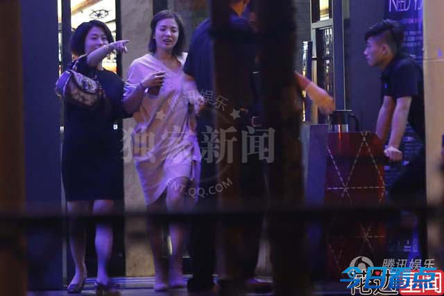 女星聚会 陈乔恩宋慧乔伊能静醉酒被搀扶
