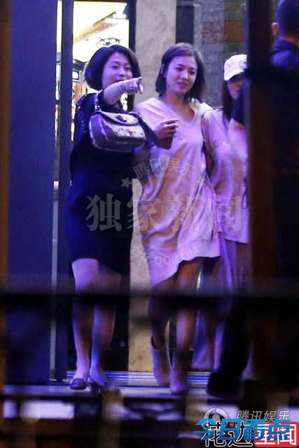 女星聚会 陈乔恩宋慧乔伊能静醉酒被搀扶