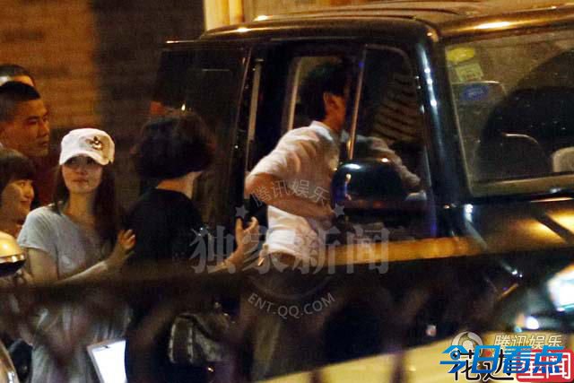 女星聚会 陈乔恩宋慧乔伊能静醉酒被搀扶