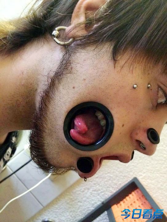 疯狂！德艺术家在脸颊两侧穿36毫米宽洞