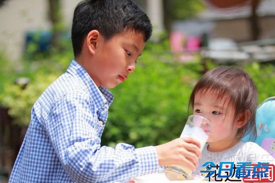 《爸回》威廉飞身扑球救奥莉 搞定女汉子甜馨