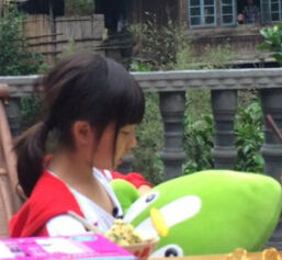 杨阳洋黄多多晒幸福 定情信物“哪鹅”走红