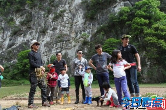 杨阳洋黄多多晒幸福 定情信物“哪鹅”走红