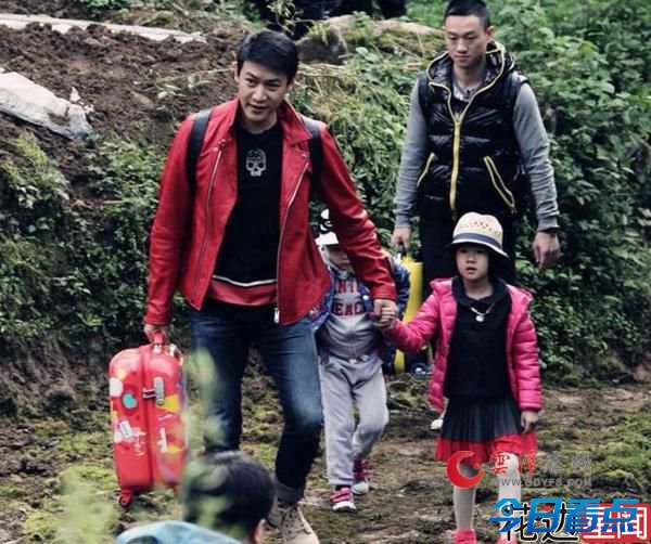 杨阳洋黄多多晒幸福 定情信物“哪鹅”走红