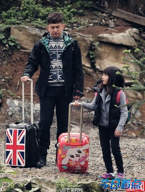 杨阳洋黄多多晒幸福 定情信物“哪鹅”走红