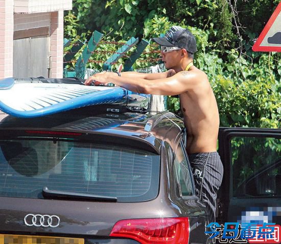 吴彦祖母亲去世后首露面 独自海边冲浪