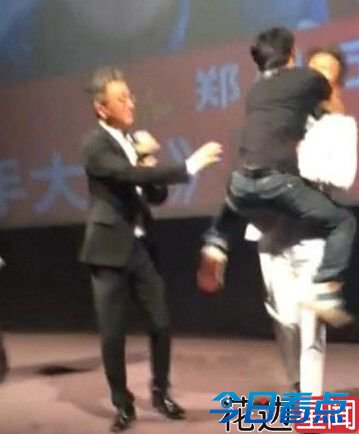 邓超为新电影宣传造势 遭男粉丝疯狂激咬