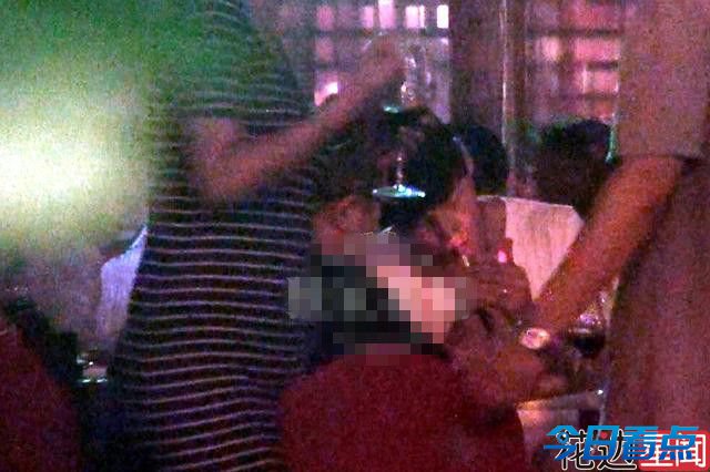 张亮董洁现身聚会抽烟饮酒 明星失态瞬间