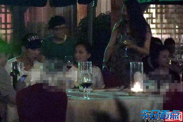 张亮董洁现身聚会抽烟饮酒 明星失态瞬间