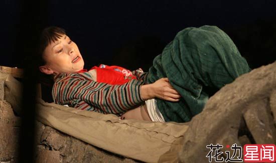 明星大尺度舞台照 杨幂遭男同学脱衣强吻