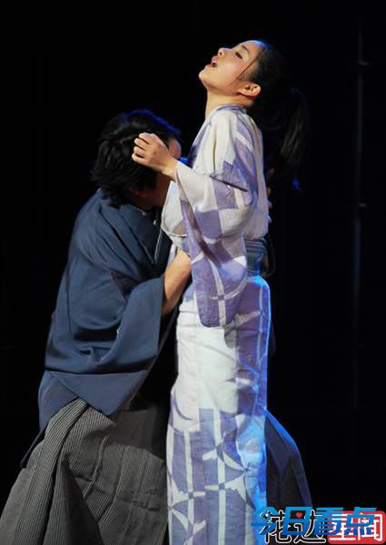 明星大尺度舞台照 杨幂遭男同学脱衣强吻
