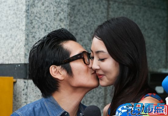 曹格热吻娇妻羡煞旁人 Grace脸黑疑吃醋