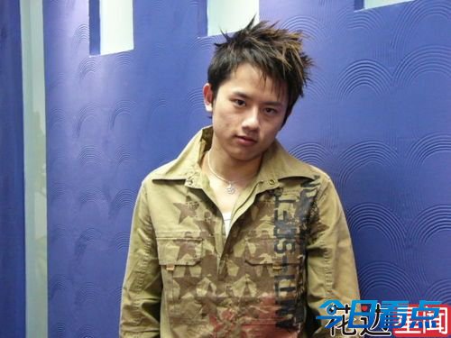 爸爸们变身杀马特美少女 妖娆冷艳亮瞎眼
