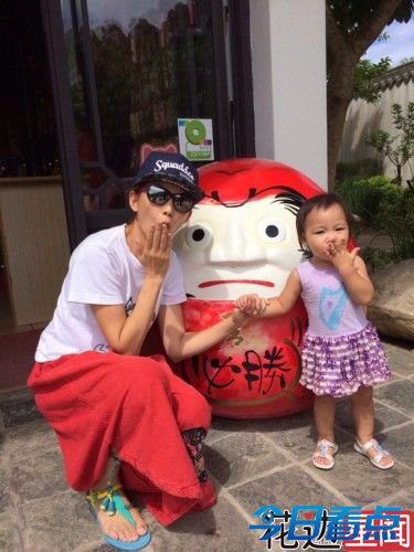 蔡少芬带两女儿出游 明星宝宝谁最萌