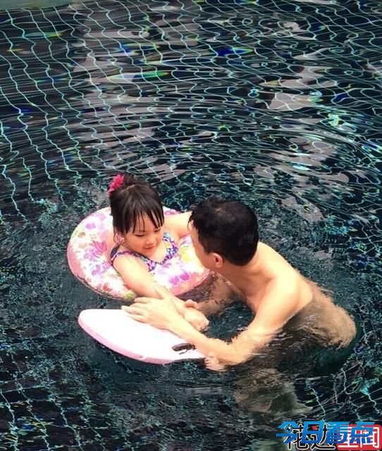 【腐女】李小璐晒甜馨萌照 抠脚大汉秒变小淑女